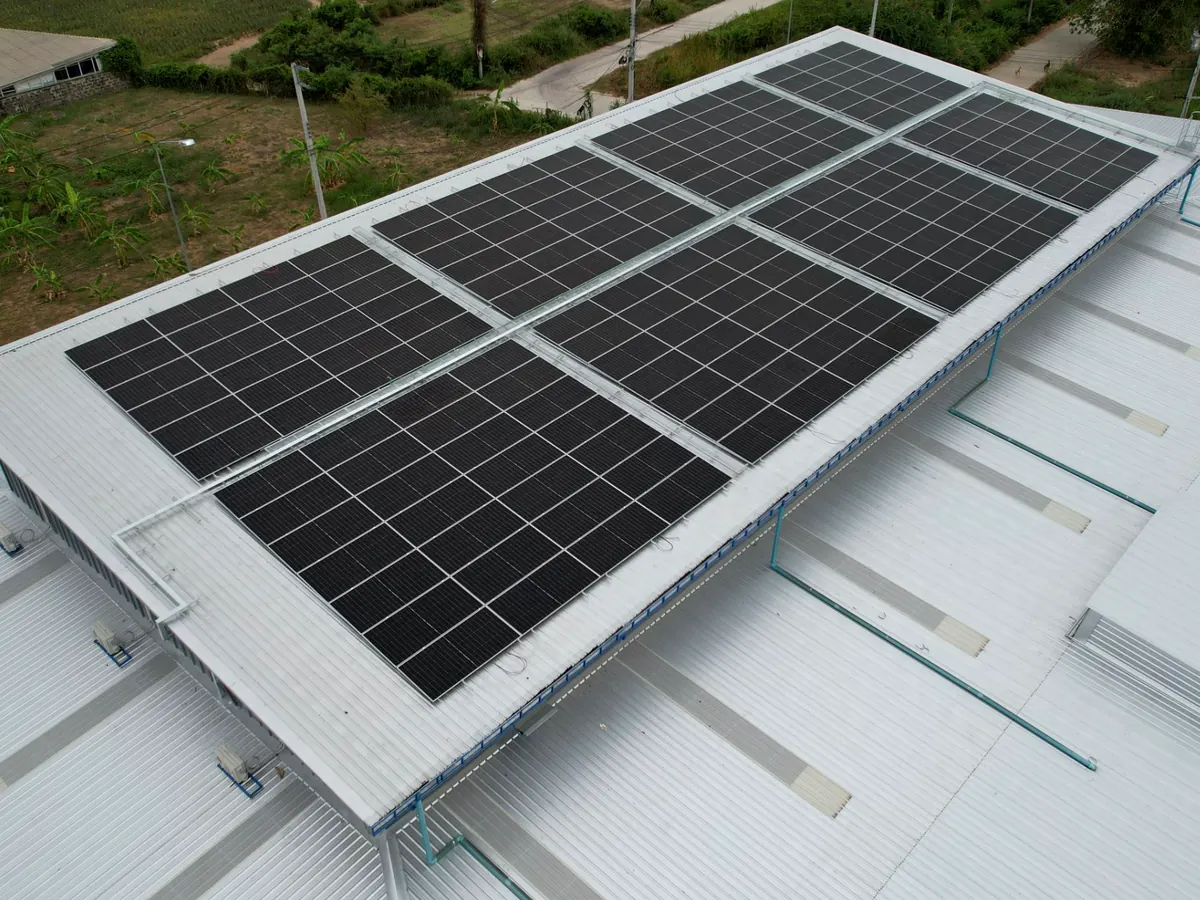 หลังคาโรงงานติดตั้งแผงโซลาร์เต็มผืน โดย Solarworks